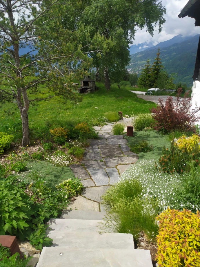 Entretien régulier des arbustes et vivaces à Crans-Montana, Valais Nos paysagistes s'occupent de l'entretien de votre jardin plusieurs fois par an, en prenant soin de vos arbustes et vivaces. Nous effectuons le désherbage et veillons à la bonne santé de vos plantations, en garantissant un jardin soigné et épanoui tout au long de l'année. Nos paysagistes sont experts dans l'entretien pour préserver l'esthétique de vos espaces extérieurs