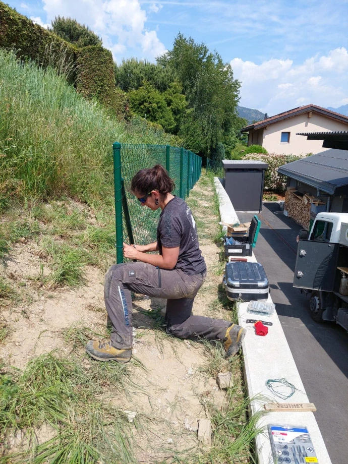 Installation de clôture avec grillage simple torsion à Grimisuat Cette clôture en grillage souple à simple torsion, récemment installée à Grimisuat, offre une solution pratique pour sécuriser vos espaces extérieurs. Adaptée à de nombreux types de terrains, elle permet de créer des délimitations efficaces tout en préservant une certaine esthétique naturelle. Idéale pour vos jardins, elle résiste aux intempéries et s’intègre parfaitement dans le paysage de la région.